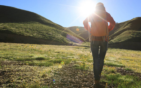 一个徒步旅行的女人在日出山