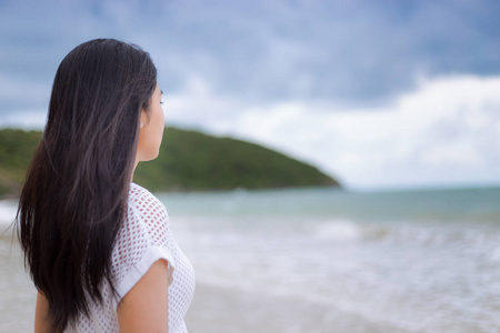 亚洲美女在泰国海滩上度假