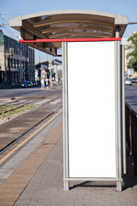巴士站与空白广告牌