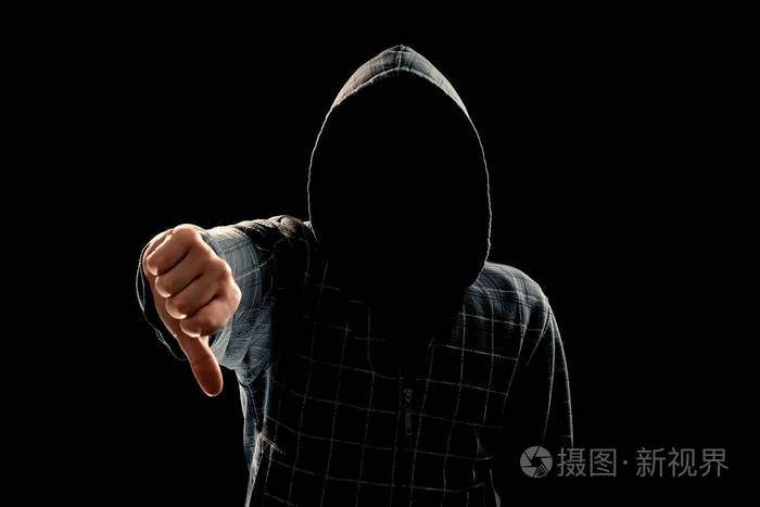一个男人的剪影在一个黑色的背景罩, 他的脸是不可见的, 显示在相机的