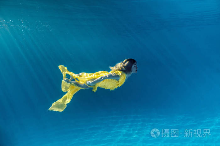 泳池泳衣中美丽少女的水下图片照片-正版商用图片03oa