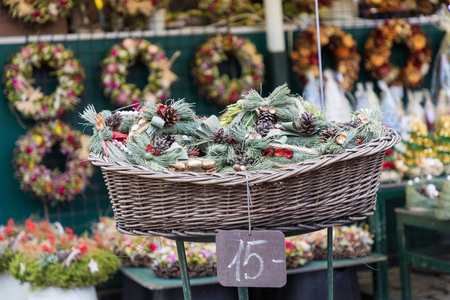 圣诞花花圈装饰品在克拉科夫圣诞节市场