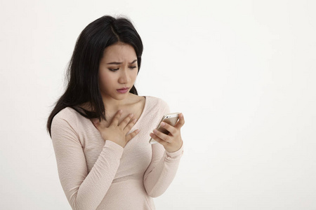 看着智能手机的女人感到悲伤