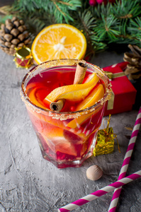热的饮料与橙色和圣诞节装饰品
