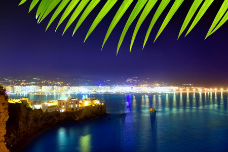 伊维萨岛镇港口蓝色大海晚上灯