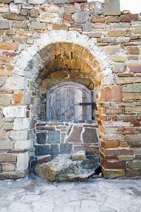 古代的中世纪砖墙的木制窗口