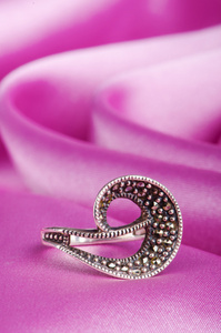 珠宝首饰戒指缎的背景上图片