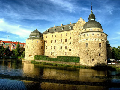 勒布鲁城堡在斯堪的纳维亚瑞典被水和蓝天包围