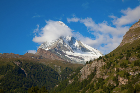 马塔角，陡角山峰