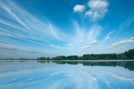 宁静的湖，美丽的天空。 白俄罗斯
