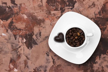 咖啡豆和巧克力的白色杯