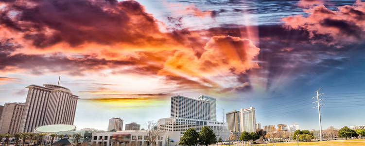 在日落时，路易斯安那州美国新奥尔良的建筑物