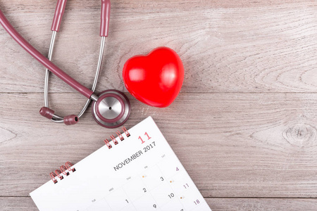 检查心脏概念 红色的心 日历和人权法的听诊器