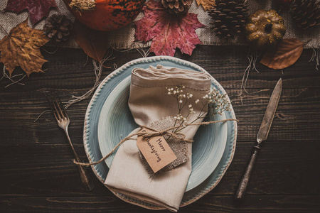 感恩节背景。感恩节装饰带餐具和钢板在木桌上，顶视图