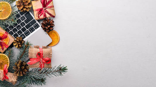 圣诞与雪枞树和装饰木制的背景。顶视图与副本空间为您的文字