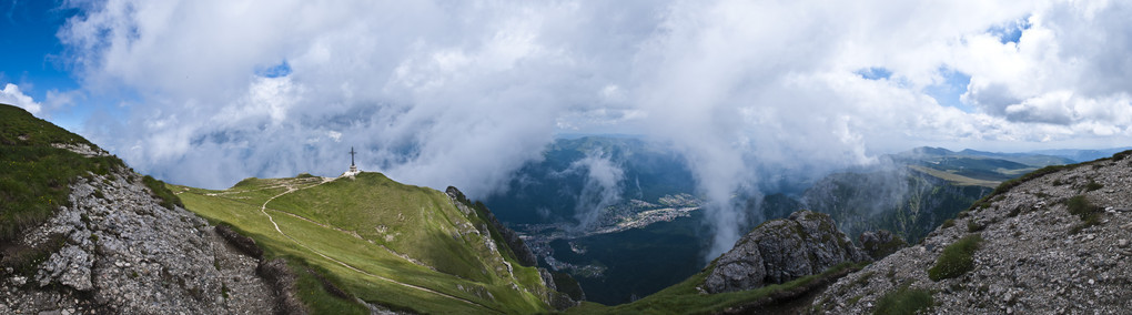 喀尔巴阡山脉的全景背景。 美丽的山和土地