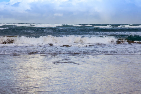 海浪冲刷海滩上的沙滩