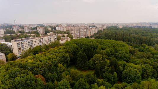 美丽的城市秋季景观。鸟瞰图