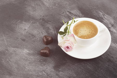 咖啡在一个白色的杯子, 粉红色的玫瑰和巧克力