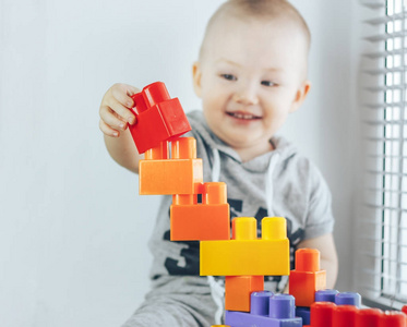孩子做玩具砖。玩具塔。快乐的孩子专注于玩具。婴儿无重点