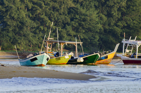 传统的渔夫的船停泊在美丽的大海视图和桑迪海滩下阳光灿烂的日子