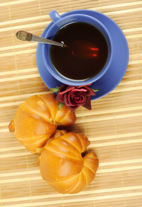 茶牛角面包和玫瑰
