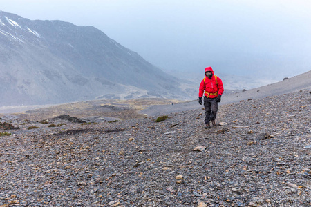 旅游男子探险家徒步风暴山峰, 秘鲁