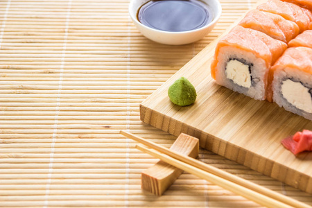 费城寿司卷在木板上。日本料理