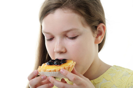 一个年轻女孩吃蛋糕的形象。白色背景
