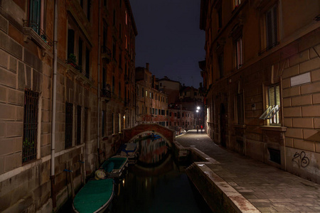 在半夜里, 空荡荡的威尼斯舒适的运河。没有人。空船停靠在运河的一侧