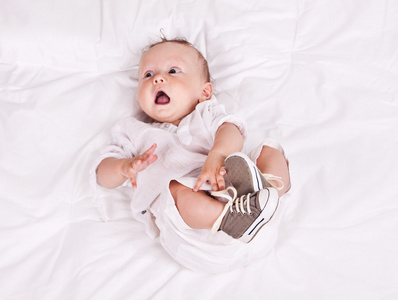 躺在毯子上的可爱宝宝图片