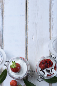 桌上的草莓甜点