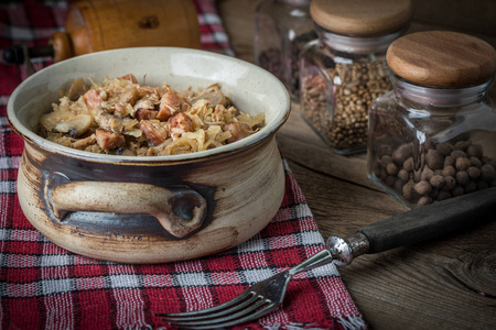 传统的波兰泡菜Bigos。