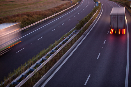 公路交通运动模糊了公路上的卡车