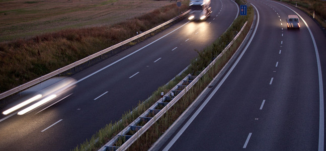 公路交通运动模糊了公路上的卡车