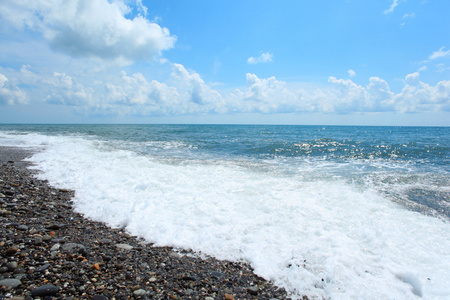 在卵石海岸冲浪