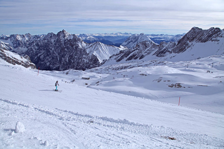 祖格峰阿尔卑斯山雪滑雪在冬天蓝天风景加米斯帕腾基辛德国