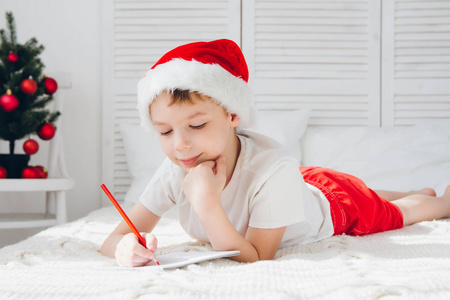 戴着红色帽子的男孩写给圣诞老人的一封信