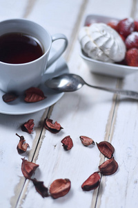 茶和草莓棉花糖