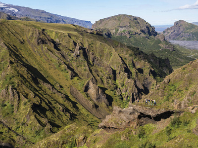 峡谷长亮绿色青苔在冰岛的山峦