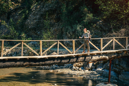 土耳其山上的木桥上的徒步旅行者