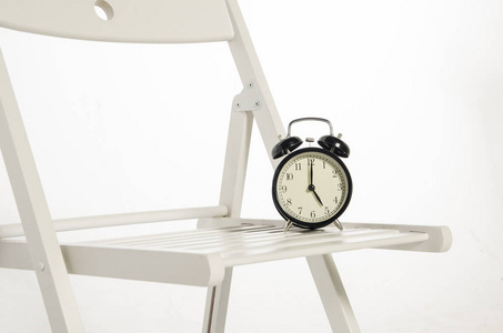 老式闹钟在椅子上理想的测量时间流逝的概念