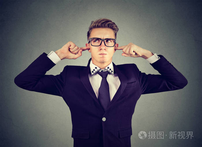 不高兴的人堵耳朵用手指不想听