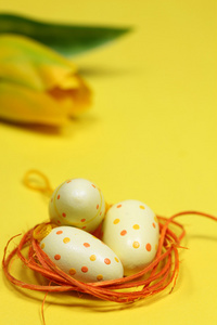 巢中点缀的黄色复活节彩蛋
