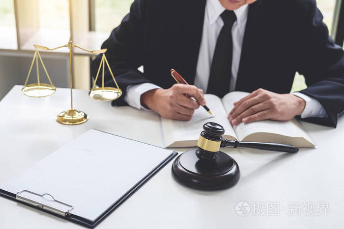 法官槌与正义律师 生意人在诉讼或律师