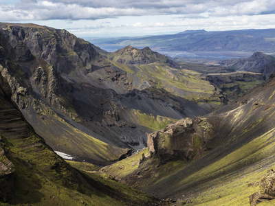 峡谷长亮绿色青苔在冰岛的山峦