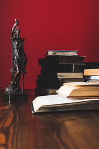 打开司法书与夫人正义雕像在木桌, 法律概念