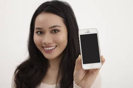 马来女人显示在智能手机空白 dosplay