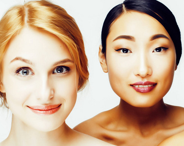 不同的女人 亚裔, 白种人一起孤立在白色背景上快乐的微笑, 不同类型的皮肤, 生活方式人们的概念