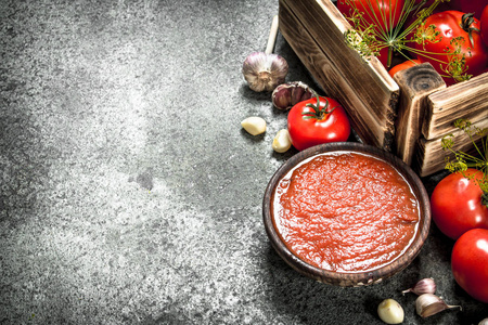 番茄酱配香料蒜碗